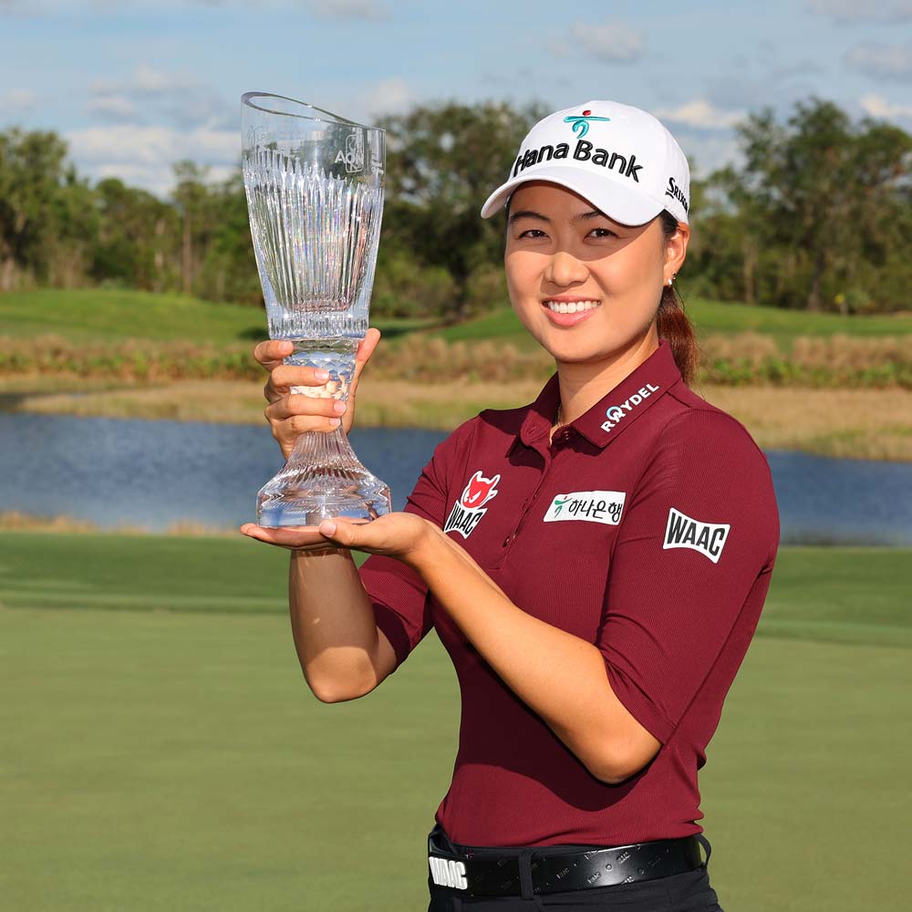 Minjee Lee with the 2022 Aon Risk Reward Challenge Trophy