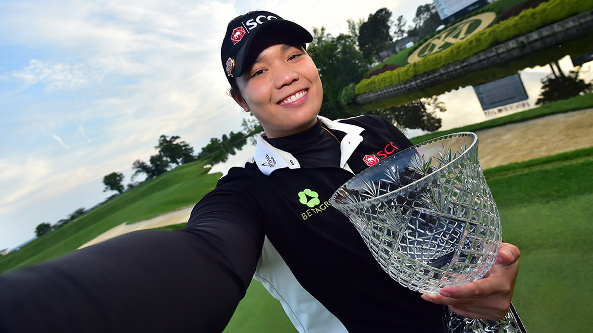 Ariya Jutanugarn Takes a Selfie with the Trophy 