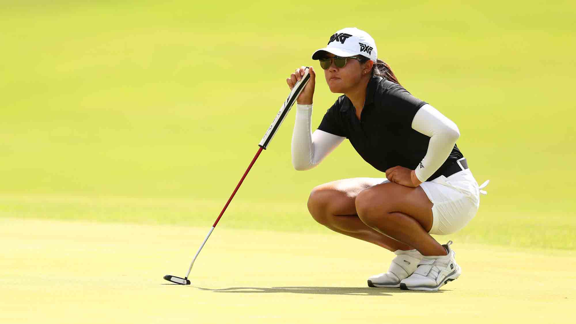  Auston Kim of the United States lines up a putt on the eighth green during the final round of the LOTTE Championship presented by Hoakalei 2024 at Hoakalei Country Club on November 09, 2024 in Ewa Beach, Hawaii. 