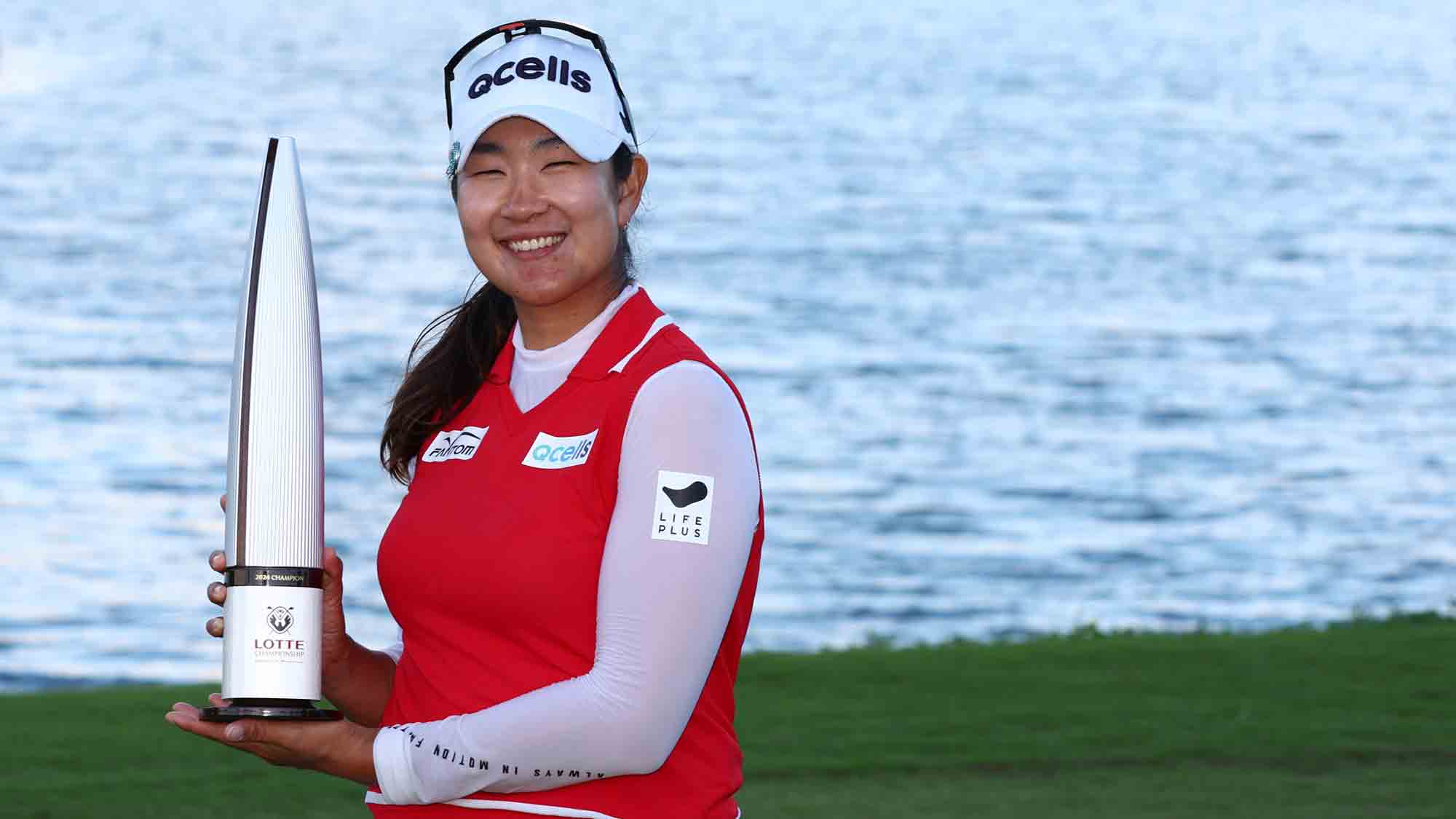  A Lim Kim of South Korea celebrates with the trophy after winning the LOTTE Championship presented by Hoakalei 2024 at Hoakalei Country Club on November 09, 2024 in Ewa Beach, Hawaii. 