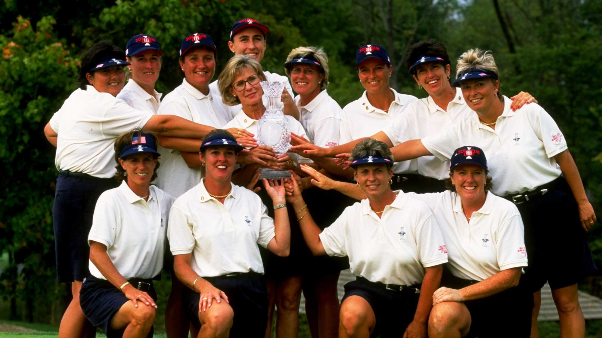 1998 U.S. Solheim Cup Team with trophy