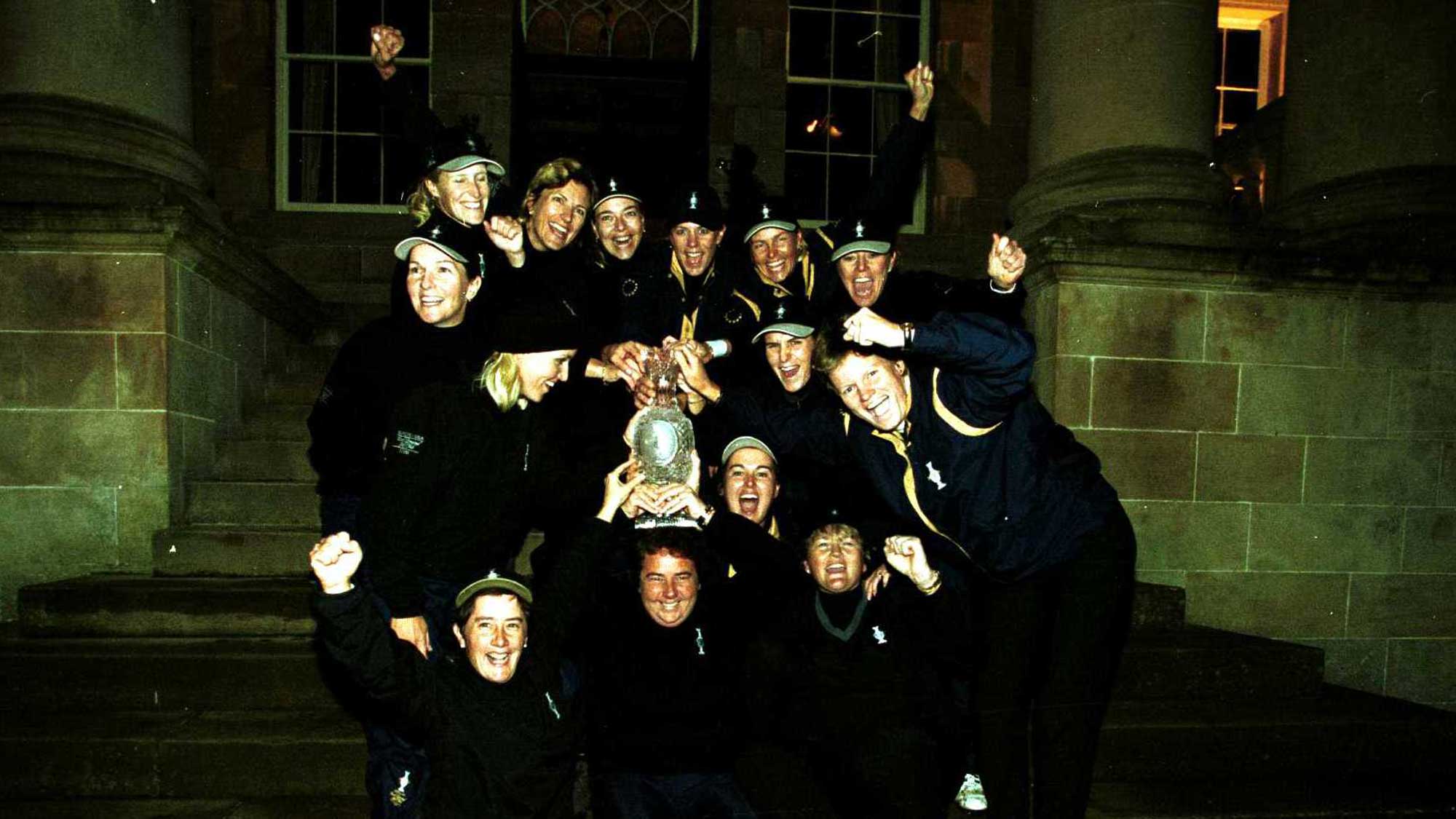 2000 European Solheim Cup Team with trophy