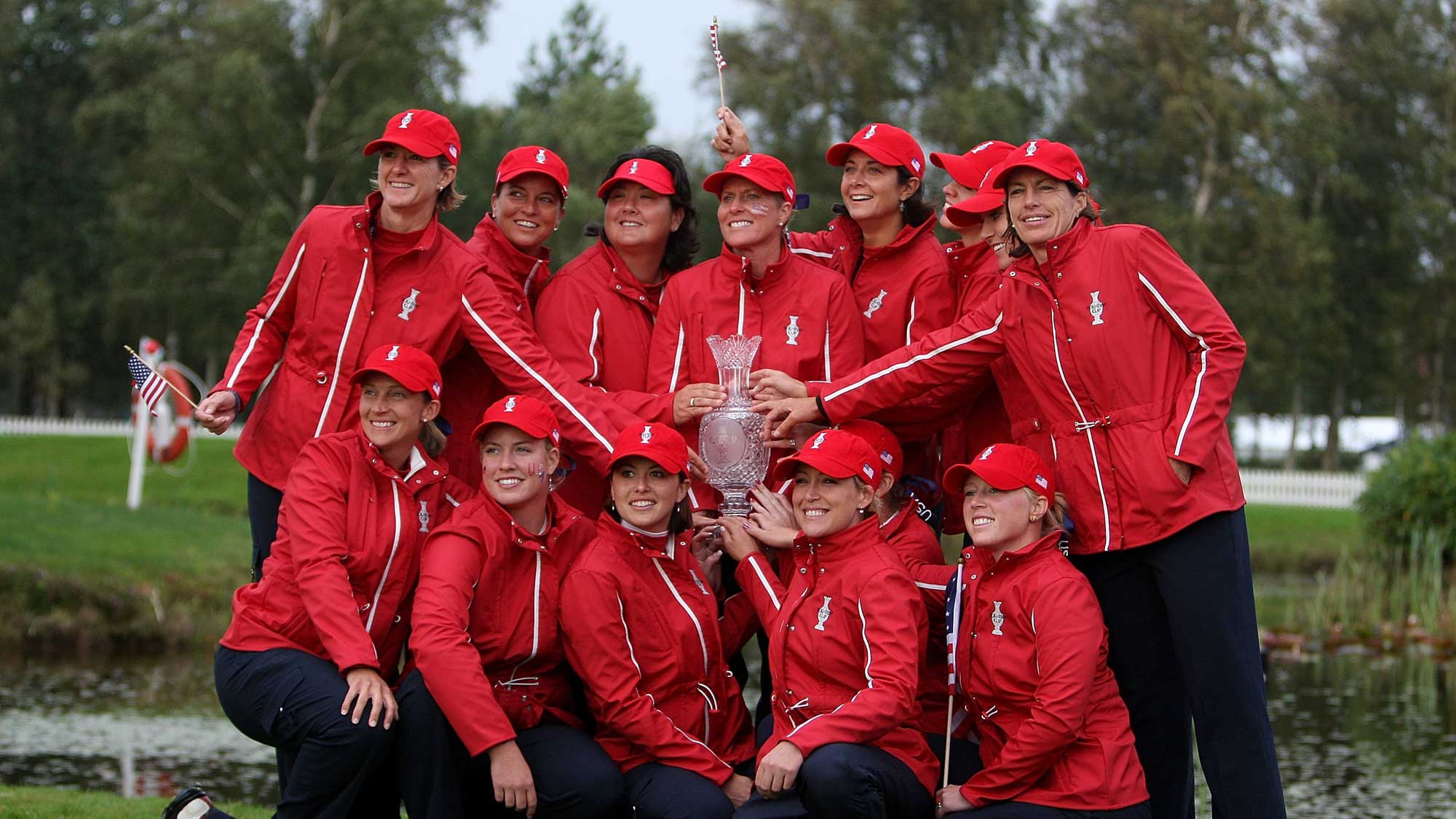 2007 U.S. Solheim Cup Team with trophy