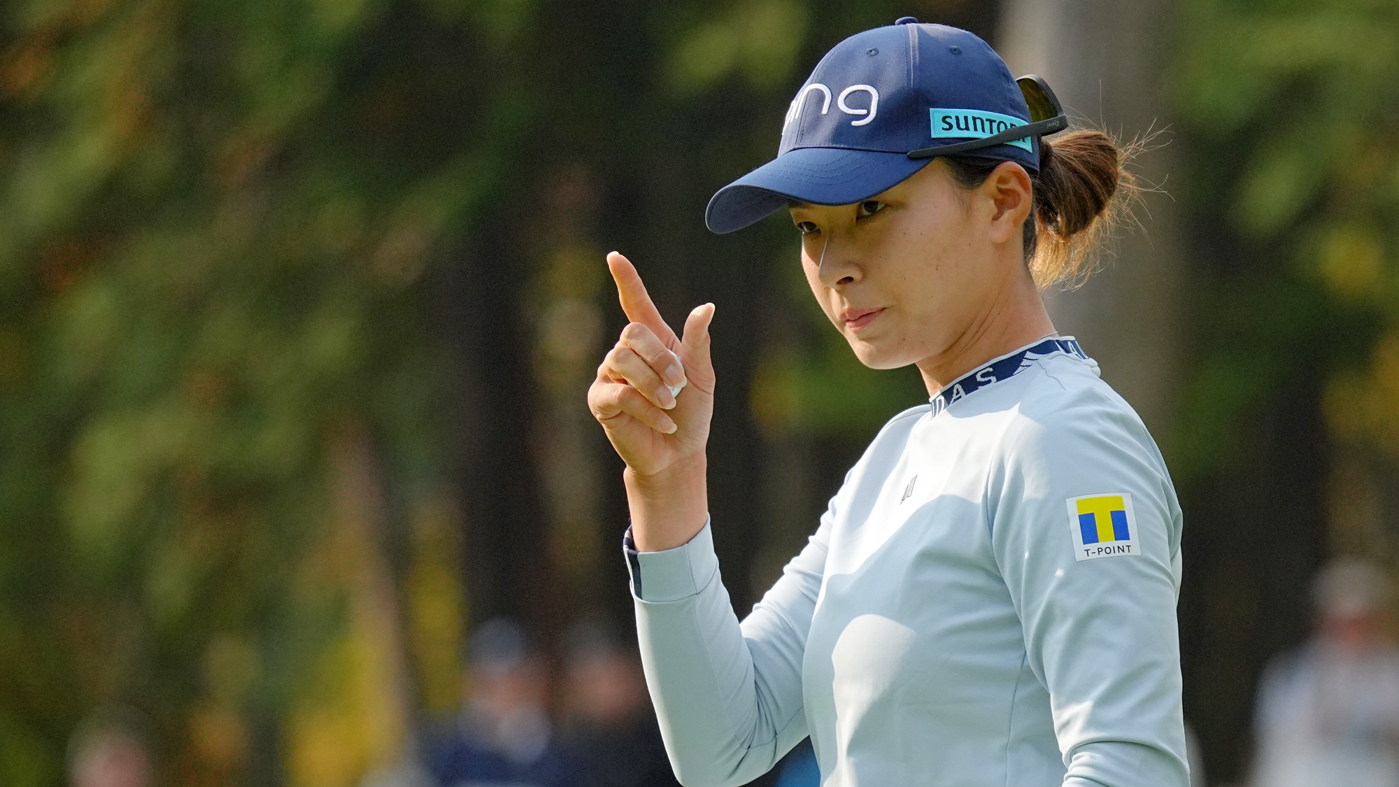 Hinako Shibuno of Japan acknowledges the gallery on the 2nd green during the final round of the TOTO Japan Classic at the Taiheiyo Club's Minori Course on November 5, 2023 in Omitama, Ibaraki, Japan. 